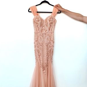 Incredible peach pink gown 🧡💗